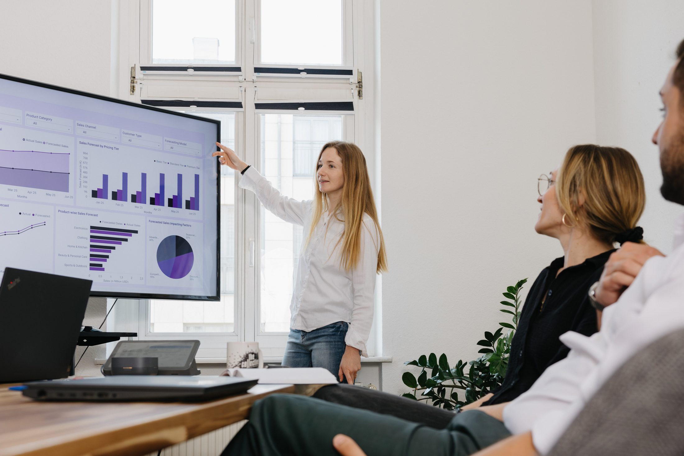 A Gemmpion presenting a dashboard to the team